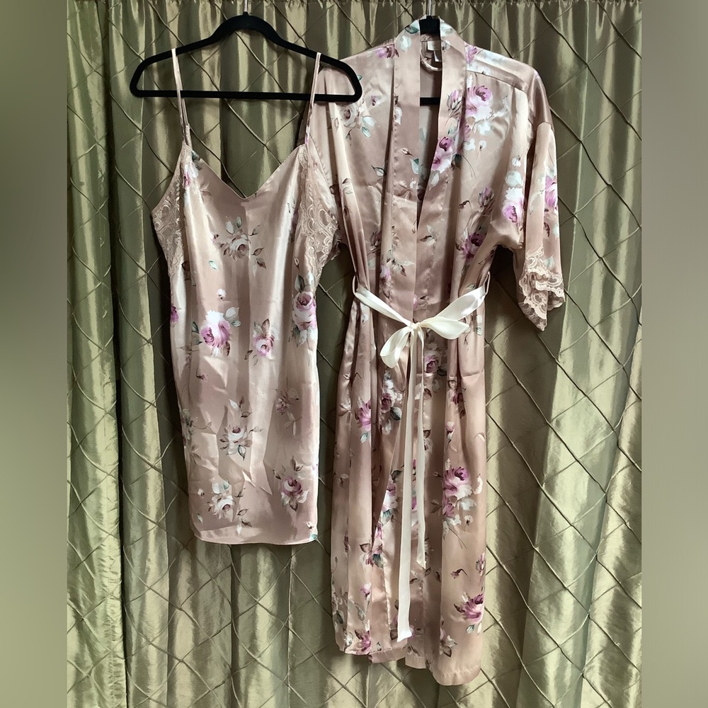 VGUC- Vintage ‘Inner Most’ Lace Trimmed Floral Nightie & Robe